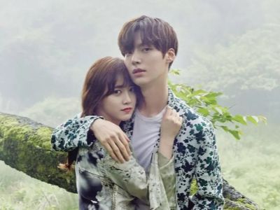 Koo Hye-Sun and Ahn Jae-Hyun are hugging each other in the picture with hill in the background.
